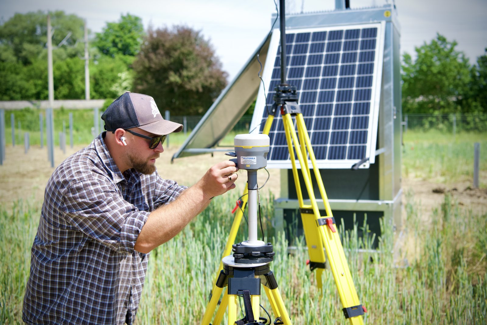 GPS-Vermessung der Pfostenpositionen mit GNSS-Rover im PV-Park Oberstimm