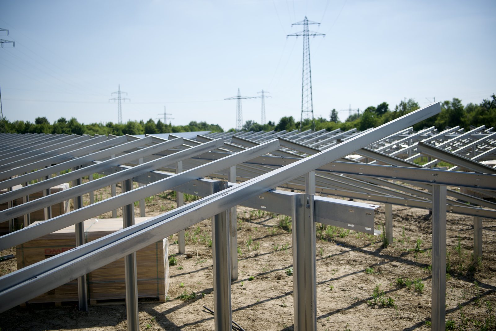 Montierte Unterkonstruktions-Reihen vor der Modulbelegung im PV-Park Oberstimm