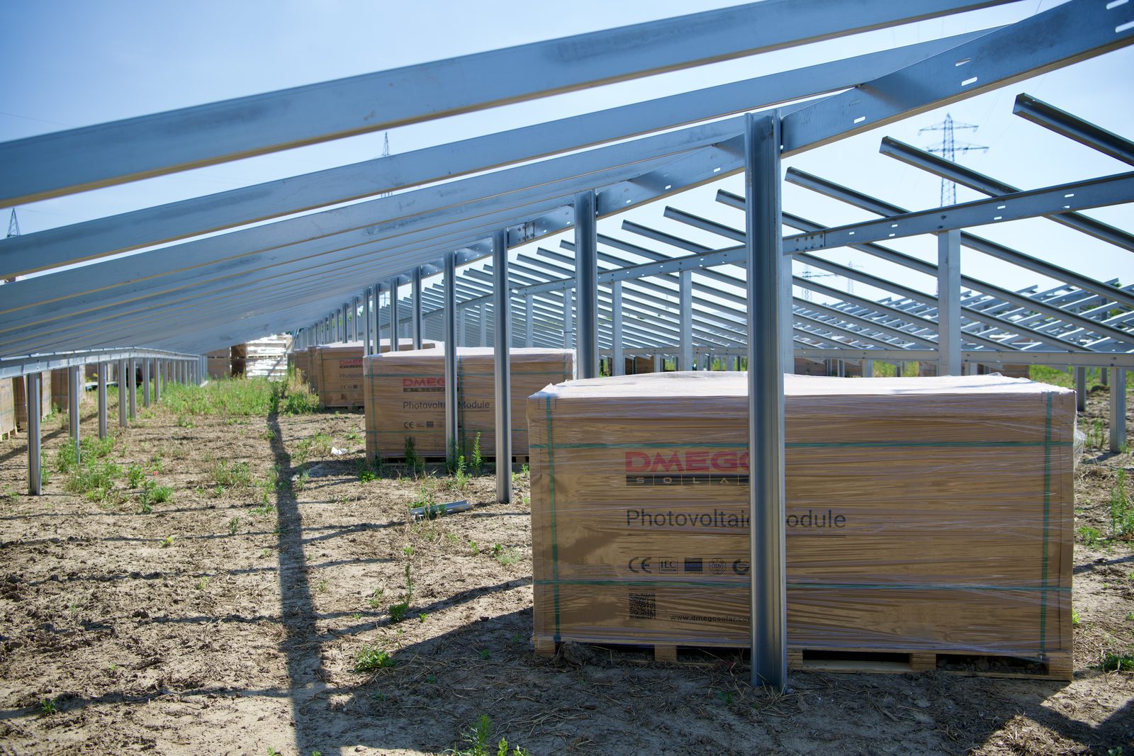 Modulpaletten entlang der Reihen verteilt — Baustellenlogistik im PV-Park Oberstimm