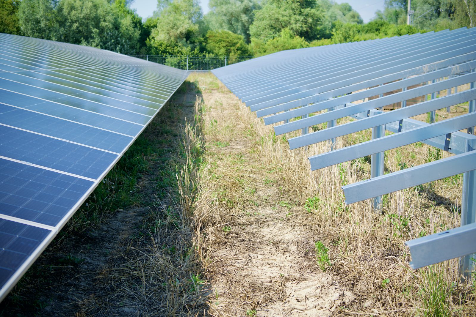 Reihengasse im PV-Park Oberstimm: links fertige Modulreihe, rechts Unterkonstruktion