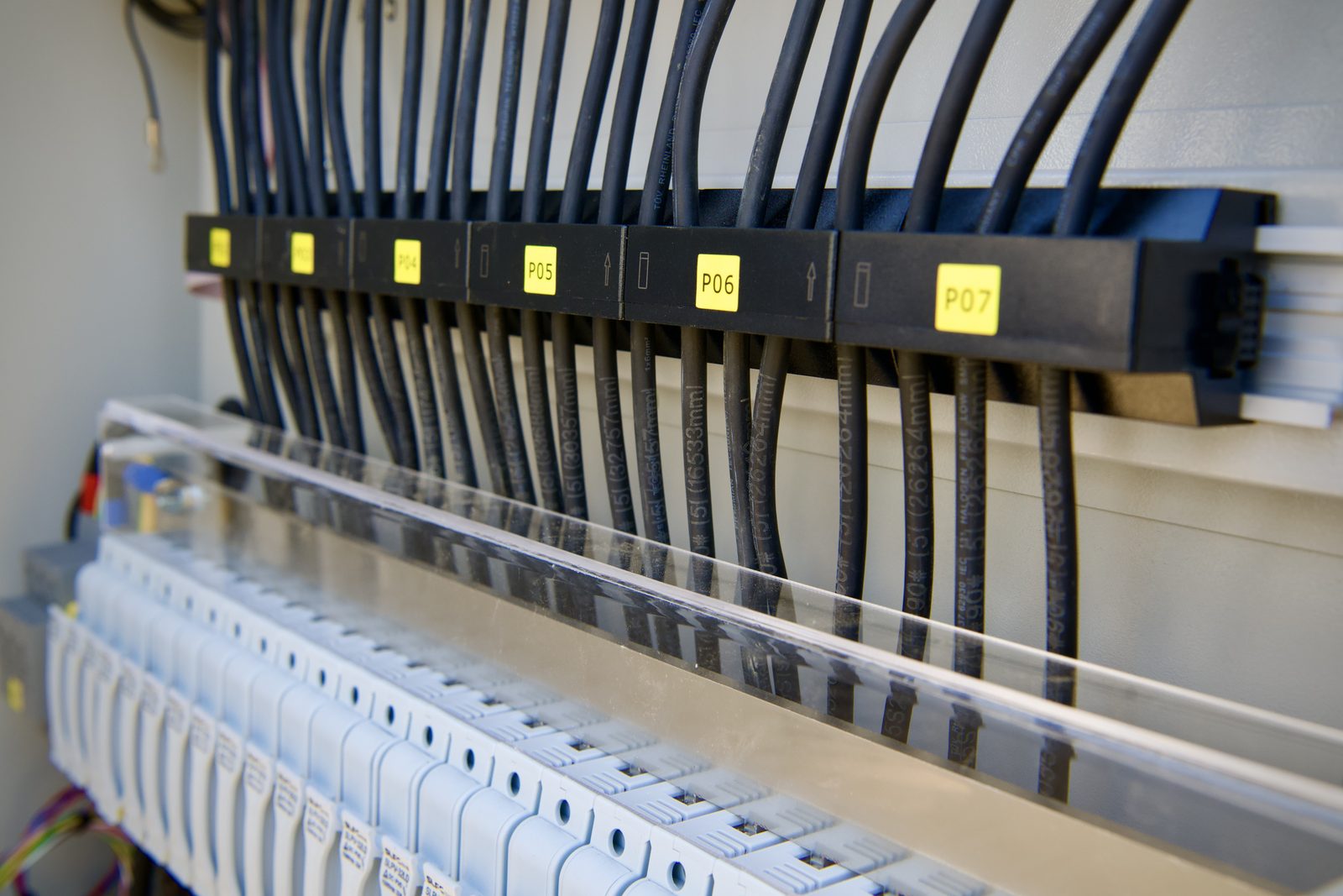 Geordnete DC-Strangführung zu den Klemmleisten P04 bis P07 in der Combiner Box, Kabel mit Code- und Längenaufdruck