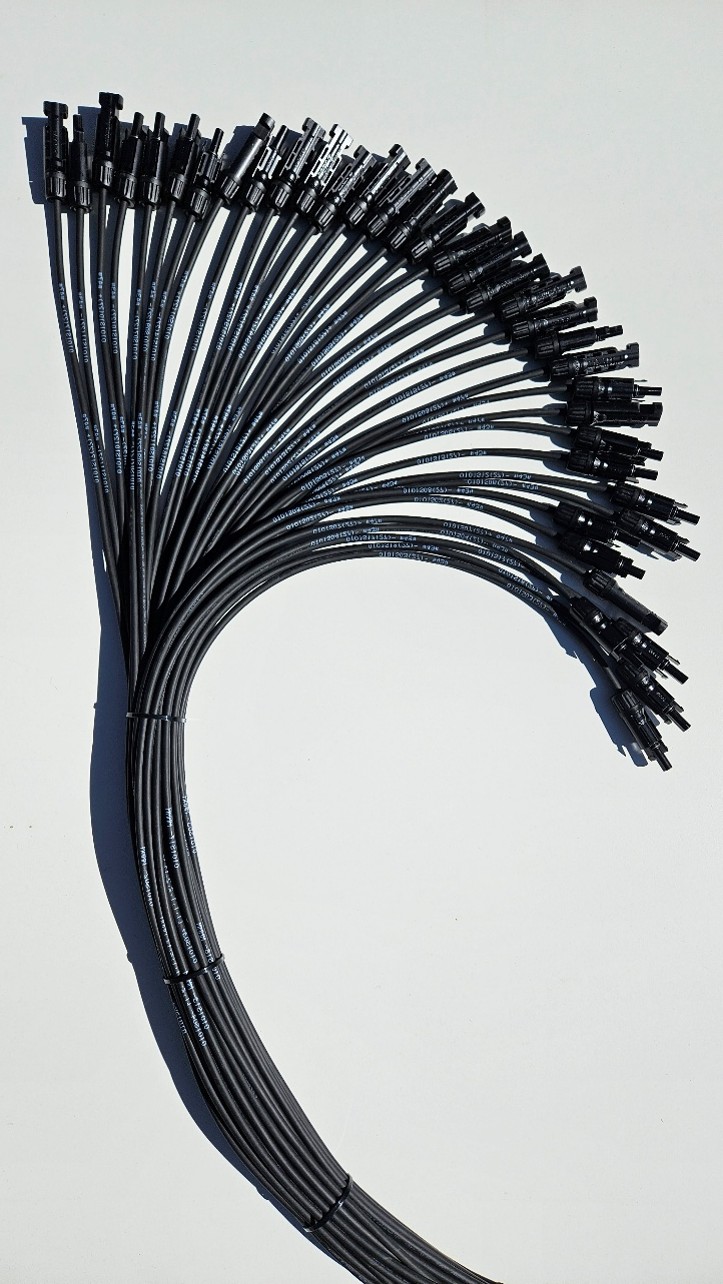 Fertig gebündelter DC-Kabelstrang mit MC4-Steckern