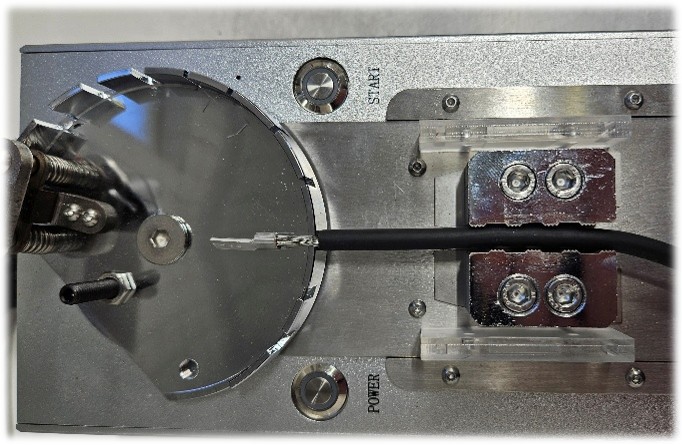 Messung der Crimp-Abzugskraft an MC4-Steckern