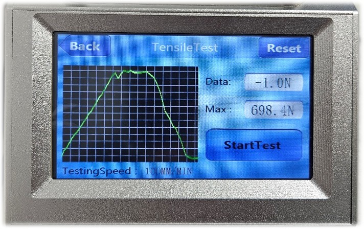 Steckerprüfung mit TensileTest-Display zeigt 698.4N