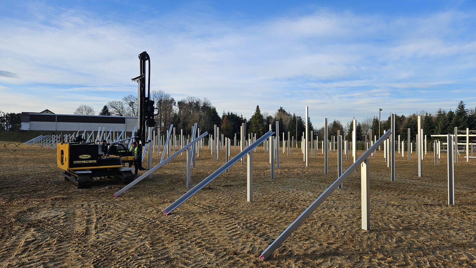 Raupenramme beim Setzen der C-Profile für die Unterkonstruktion im PV-Park Sebersdorf