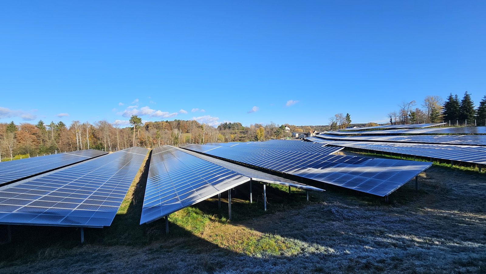 Fertige PV-Anlage Sebersdorf mit Raureif in der Morgensonne