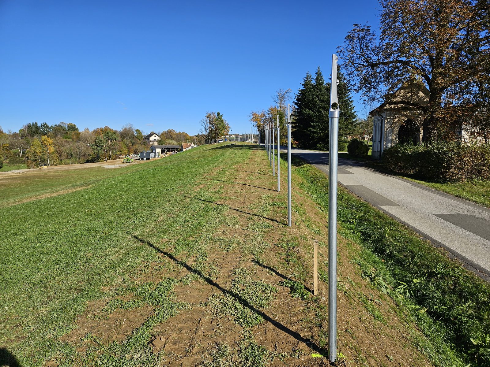Frisch gerammte Zaunpfosten-Reihe entlang der Zufahrt am Sebersdorfberg