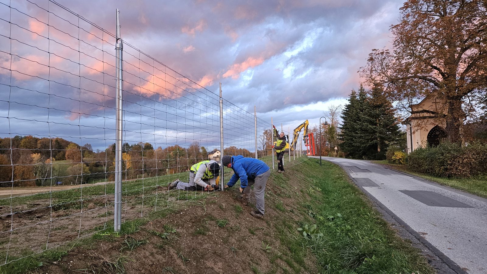 Montage des Wildschutzzauns in der Abenddämmerung